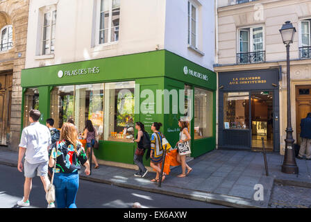 Paris, Frankreich, Jugendliche Einkaufen im Viertel Le Marais. Geschäfte, Straßenszene, pariser Schaufenster Stockfoto