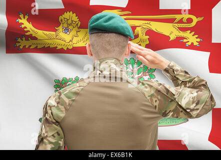 Soldat, salutieren, kanadische Provinz Flagge Serie - Prince-Edward-Insel Stockfoto