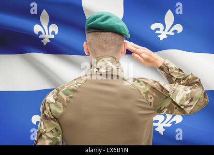 Soldat, salutieren, kanadische Provinz Flagge Serie - Quebec Stockfoto