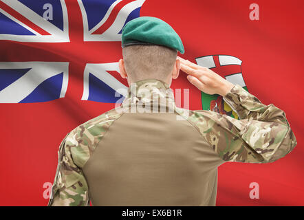 Soldat, salutieren, kanadische Provinz Flagge Serie - Manitoba Stockfoto