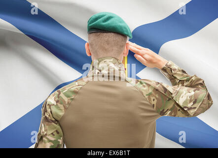 Soldat, salutieren, kanadische Provinz Flagge Serie - Nova Scotia Stockfoto