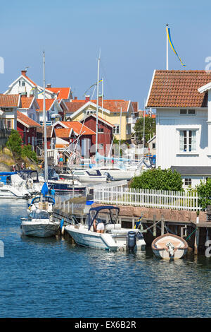 Kanal mit Booten und Häuser in Grungsund an der schwedischen Westküste Stockfoto