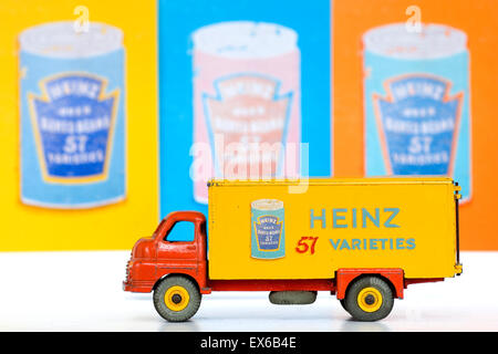 Dinky Bedford LKW mit Hienz Werbung. eine Parodie der Andy Wharhols Campbells Soup arbeiten. Stockfoto