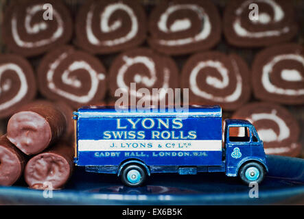 Dinky Kerl LKW mit Lyons Werbung gegen Schokolade Rouladen. Stockfoto