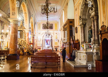 Beten, Basilica De La Merced, Interieur, Santiago. Chile. Stockfoto