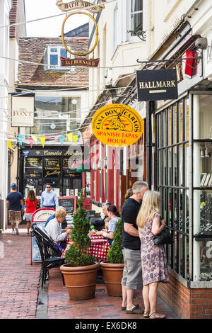 Schaufensterbummler und Diners in eine typische Straßenszene in der malerischen engen Gassen von The Lanes, Brighton, East Sussex, UK Stockfoto