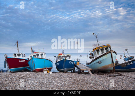 Angelboote/Fischerboote am Strand von Bier, Devon, England, UK Stockfoto