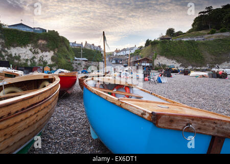 Boote am Strand von Bier, Devon, England, UK Stockfoto