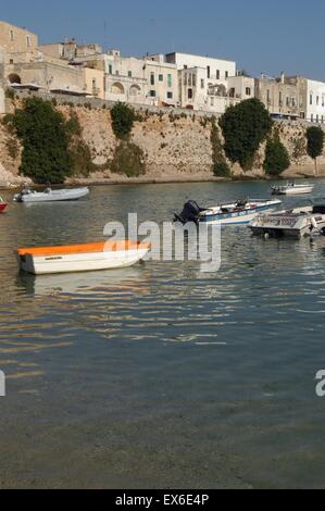 Italien, Region Apulien, Otranto, Segelboot vor Mauern der alten Stadt Stockfoto