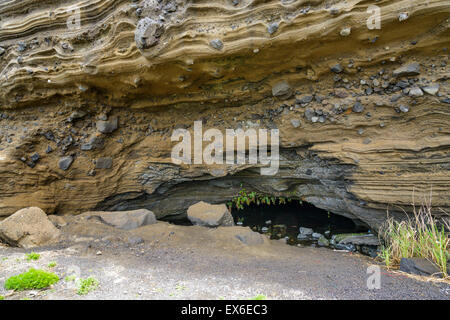 Sedimentgestein (pyroklastischen Ablagerung) und einer natürlichen Höhle bei Suwolbong, UNESCO Global Geopark, Insel Jeju, Korea. Stockfoto