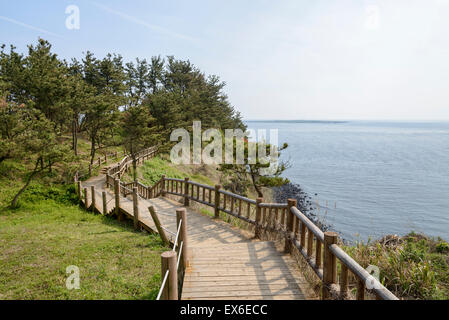 Blick auf Olle Wanderweg Nr. 10 Kurs in Songaksan in Insel Jeju, Korea. Olle besticht durch Kurse erstellt Küste entlang wandern. Stockfoto