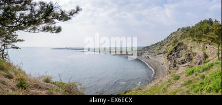 Küste und Klippen am Songsaksan in Insel Jeju, Korea. Songaksan ist Teil der Olle Wanderweg Nr. 10 Gang. Stockfoto