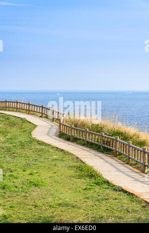 Blick auf Olle Wanderweg Nr. 10 Kurs in Songaksan in Insel Jeju, Korea. Olle besticht durch Kurse erstellt Küste entlang wandern. Stockfoto