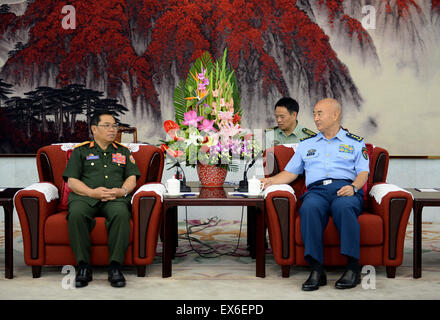 Peking, China. 8. Juli 2015. Xu Qiliang (R), stellvertretender Vorsitzender der zentralen Militärkommission Chinas, trifft sich mit Laos Defense Minister Generalleutnant Sengnuan Saiyalath in Peking, Hauptstadt von China, 8. Juli 2015. © Zhang Ling/Xinhua/Alamy Live-Nachrichten Stockfoto