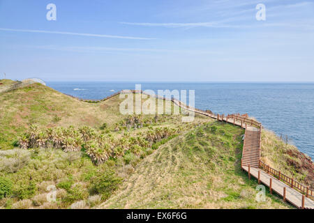 Blick auf Olle Wanderweg Nr. 10 Kurs in Songaksan in Insel Jeju, Korea. Olle besticht durch Kurse erstellt Küste entlang wandern. Stockfoto