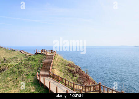 Blick auf Olle Wanderweg Nr. 10 Kurs in Songaksan in Insel Jeju, Korea. Olle besticht durch Kurse erstellt Küste entlang wandern. Stockfoto