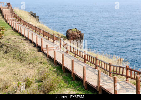 Blick auf Olle Wanderweg Nr. 10 Kurs in Songaksan in Insel Jeju, Korea. Olle besticht durch Kurse erstellt Küste entlang wandern. Stockfoto