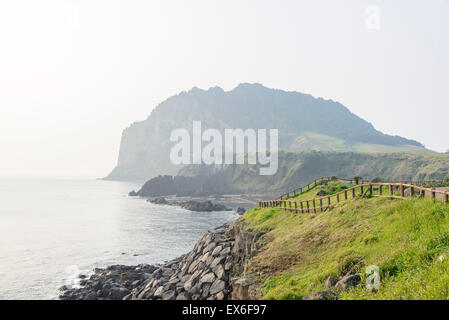 Landschaft der Seongsan Ilchulbong, Blick vom Olle Trail Nr. 1 am Morgen. Ilchulbong ist ein Vulkankegel. Stockfoto