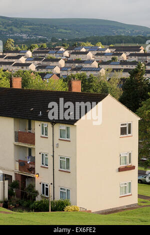 Lichtdurchfluteten Wohnraum mit solar Verkleidung auf den Dächern im Bereich Bettws Stadt Newport, Wales, Cwmbran in der Ferne sehen. Stockfoto