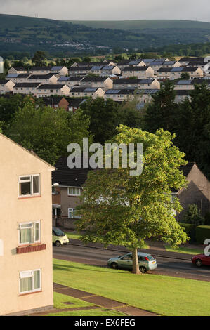 Lichtdurchfluteten Wohnraum mit solar Verkleidung auf den Dächern im Bereich Bettws Stadt Newport, Wales, Cwmbran in der Ferne sehen. Stockfoto