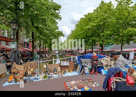 BRIC-à-Brac zu verkaufen in einem Straßenmarkt, entlang der Kanäle in der Stadt Zentrum von Delft, Zuid-Holland, Niederlande. Stockfoto