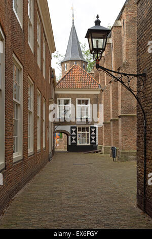 Tor und Eingang der Prinsenhof, mit Blick auf das Museum in den Hintergrund, Delft, Südholland, Niederlande. Stockfoto