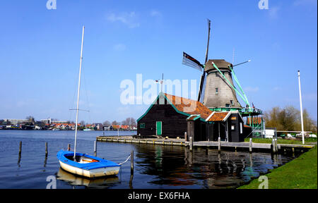 Windmühlen mit Fluss und Boot in Zaanse Schans Holland oder Niederlande Europa Stockfoto