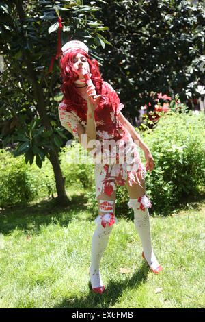 ISTANBUL, Türkei - 10. Mai 2015: Ein Mädchen in Krankenschwester Kostüm Zombie Wanderung Istanbul Stockfoto