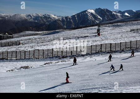 Santiago, Chile. 7. Juli 2015. Menschen besuchen das Skizentrum El Colorado, in den Anden, nordöstlich von Santiago, die Hauptstadt von Chile, am 7. Juli 2015. © Guillermo Arias/Xinhua/Alamy Live-Nachrichten Stockfoto