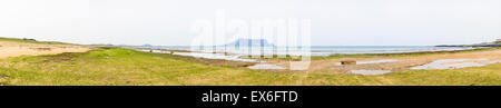 Der Gwangchigi Strand mit Seongsan Ilchulbong Landschaft, Blick vom Olle Trail Nr. 1. Gwangchigi ist ein ungewöhnlichen Felsen-Strand. Stockfoto