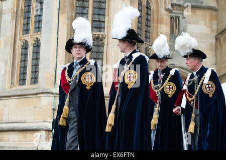 Prinz Andrew sprechen ToPrince Edward, Prinz Charles und Prinz William im Hintergrund die Strumpfband Roben tragen Stockfoto