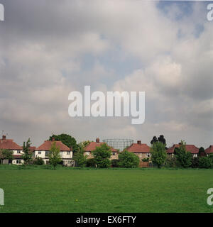 Viktorianische Gasometer hinter London Vorortsheimen. 2003 Stockfoto