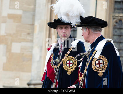 Prinz Andrew sprechen ToPrince Edward, Prinz Charles und Prinz William im Hintergrund die Strumpfband Roben tragen Stockfoto