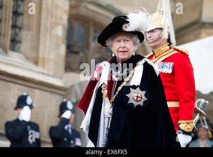 Ihre Majestät Königin Elizabeth II. Trägt die Gewänder, Orden des Gewändes, Schloss Windsor 2012 Stockfoto