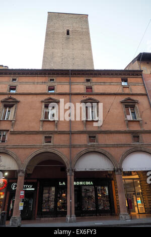 Zentrum von Bologna Ladengeschäft, Portikus und Scappi Turm (Torre Scappi). Stockfoto