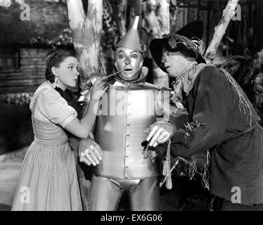 Judy Garland als Dorothy Gale, Jack Haley als Hickory Blechmann, Strahl Bolger als Hunk Vogelscheuche in der Zauberer von Oz; ein 1939 American Musical fantasy-Film produziert von Metro-Goldwyn-Mayer Stockfoto