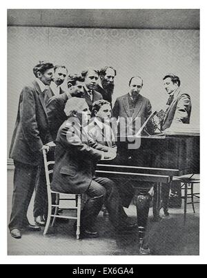 Gründungskomitee der Société Musicale Indépendente 1909. Gabriel Faure (1845-1924) und Jean Roger-Ducasse (1873-1954), französischer Komponisten, am Klavier begleitet, dahinter, von Louis Aubert, Maurice Ravel, a.z. Mathot, André Caplet, Charles Koechl Stockfoto