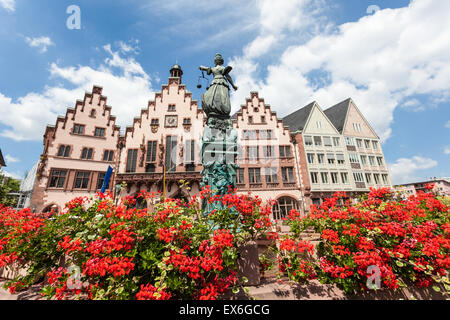 Justitia Statue mit Brunnen und Blumen an der Roemberberg in Frankfurt Main, Deutschland Stockfoto