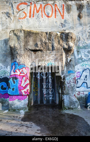 Bürgerpark Berlin Volkspark Humboldthain, Flak Flakturm (Flakturm), Bunker Graffiti bedeckt Eingang Stockfoto