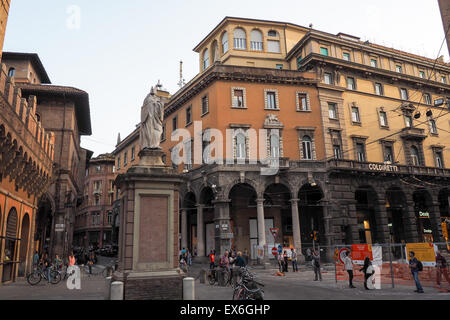 Statue von St. Petronius, Piazza della Mercanzia und Via Francesco Rizzoli Eingang geschlossen für die Restaurierung, Bologna Stockfoto