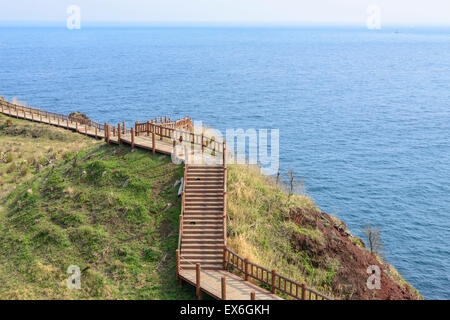 Blick auf Olle Wanderweg Nr. 10 Kurs in Songaksan in Insel Jeju, Korea. Olle ist berühmt trekking Kurse erstellt Küste Stockfoto