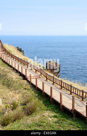 Blick auf Olle Wanderweg Nr. 10 Kurs in Songaksan in Insel Jeju, Korea. Olle ist berühmt trekking Kurse erstellt Küste Stockfoto