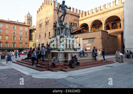 Touristen und Einheimische am Piazza del Nettuno, Bologna. Stockfoto