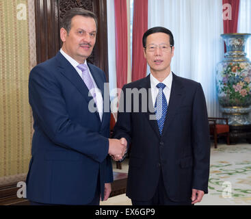 Peking, China. 8. Juli 2015. Chinese Vice Premier Zhang Gaoli (R) trifft sich mit Anatoly Kalinin, stellvertretender Ministerpräsident der Republik Belarus, in Peking, Hauptstadt von China, 8. Juli 2015. © Wang Ye/Xinhua/Alamy Live-Nachrichten Stockfoto