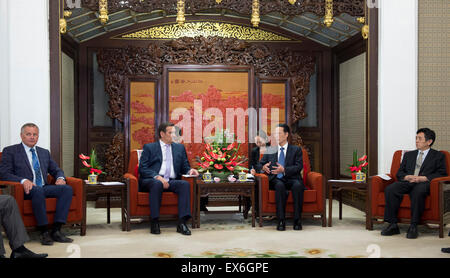 Peking, China. 8. Juli 2015. Chinesischer Vize-Premier Zhang Gaoli (2. R) trifft sich mit Anatoly Kalinin (2 L), stellvertretender Ministerpräsident der Republik Belarus, in Peking, Hauptstadt von China, 8. Juli 2015. © Wang Ye/Xinhua/Alamy Live-Nachrichten Stockfoto