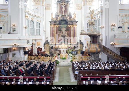 Hamburg, Deutschland. 8. Juli 2015. HANDOUT - datiert ein Handout 8. Juli 2015 zeigt Trauergäste in Hamburg für eine öffentliche Trauerfeier in der St. Micahaelis-Kirche für den verstorbenen Musiker James Last zu sammeln. Einen Monat nach dem Tod des Musikers Legenedary, verabschieden Freunde, Familie und anderen Band-Mitglieder und Fans des Musikers. Der Musiker starb im Alter von 86 in den Vereinigten Staaten. Bildnachweis: Dpa picture Alliance/Alamy Live News Stockfoto