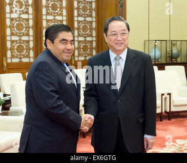 Peking, China. 8. Juli 2015. Yu Zhengsheng (R), Vorsitzender des Nationalkomitees der politischen Konsultativkonferenz des chinesischen Volkes, trifft sich mit mexikanischen Senatspräsidenten Miguel Barbosa Huerta in Peking, Hauptstadt von China, 8. Juli 2015. © Wang Ye/Xinhua/Alamy Live-Nachrichten Stockfoto