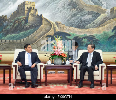 Peking, China. 8. Juli 2015. Yu Zhengsheng (R), Vorsitzender des Nationalkomitees der politischen Konsultativkonferenz des chinesischen Volkes, trifft sich mit mexikanischen Senatspräsidenten Miguel Barbosa Huerta in Peking, Hauptstadt von China, 8. Juli 2015. © Wang Ye/Xinhua/Alamy Live-Nachrichten Stockfoto