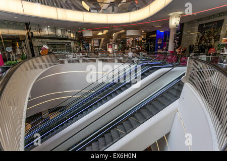 Innenraum des modernen Einkaufszentrums MyZeil in der Stadt aus Frankfurt Am Main, Deutschland Stockfoto