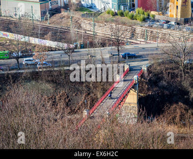 Stadtlandschaft Blick auf Berlin Stadtgebäude & Autobahnen vom Volkspark Humboldthain Park Flak Tower Aussichtsplattform Stockfoto